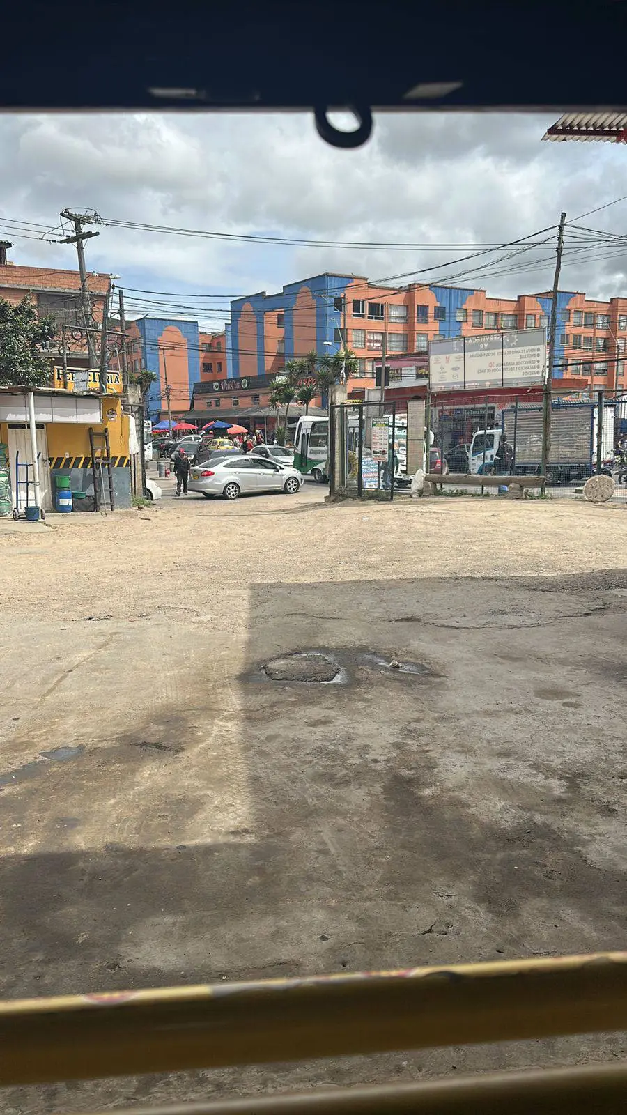 Vista desde el patio del taller hacia la calle, con espacio para vehículos grandes